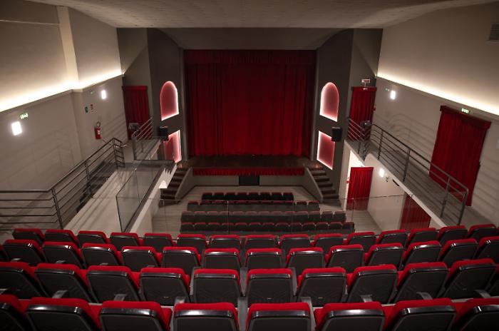 Sabato 25 ottobre, al Salone degli Specchi del Palazzo Municipale di Giarre si presenta la stagione teatrale Kallipolis 2025-2026 diretta da Alfio Zappalà