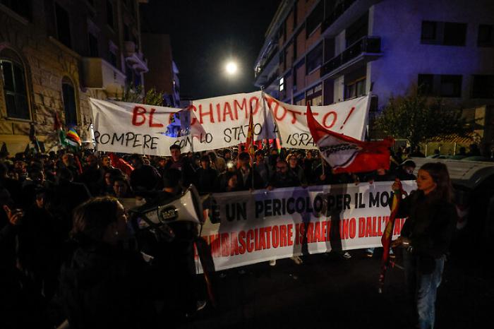 Tensioni e idranti a Roma per il corteo pro-Pal