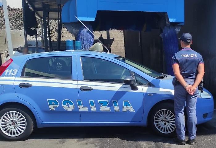 Un autolavaggio chiuso per caporalato e lavoro in nero a Catania 