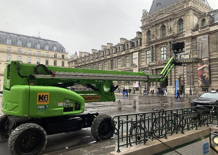 Furto al Louvre: due arresti per il colpo alla galleria di Apollo, uno bloccato al Charles de Gaulle 