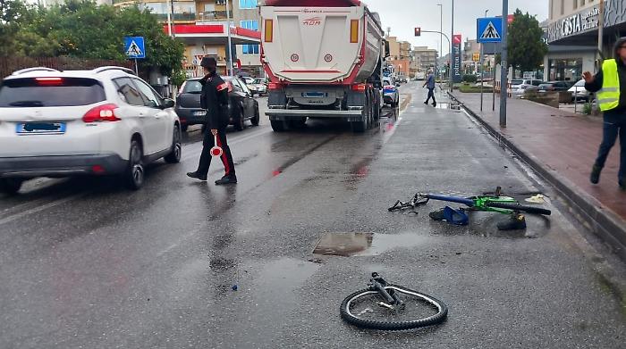 Scivola con la bici e finisce sotto un tir: ciclista morto a Messina