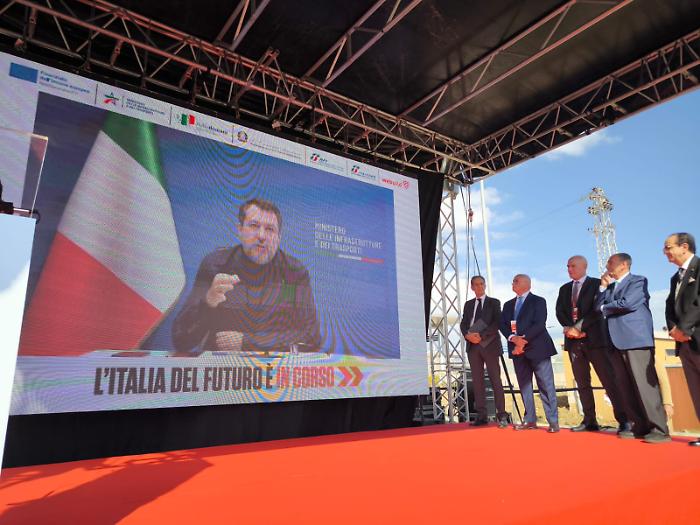 All'inaugurazione del raddoppio ferroviario Ct-Pa, Salvini parla del Ponte. Stoccata alla Corte dei Conti: «Capiamo se l'Italia può scommettere sul futuro»