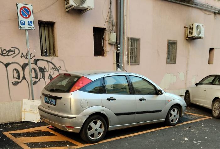 Anomalia nei parcheggi di via Timeo: un cittadino disabile bloccato dalla sosta “a spina di pesce”