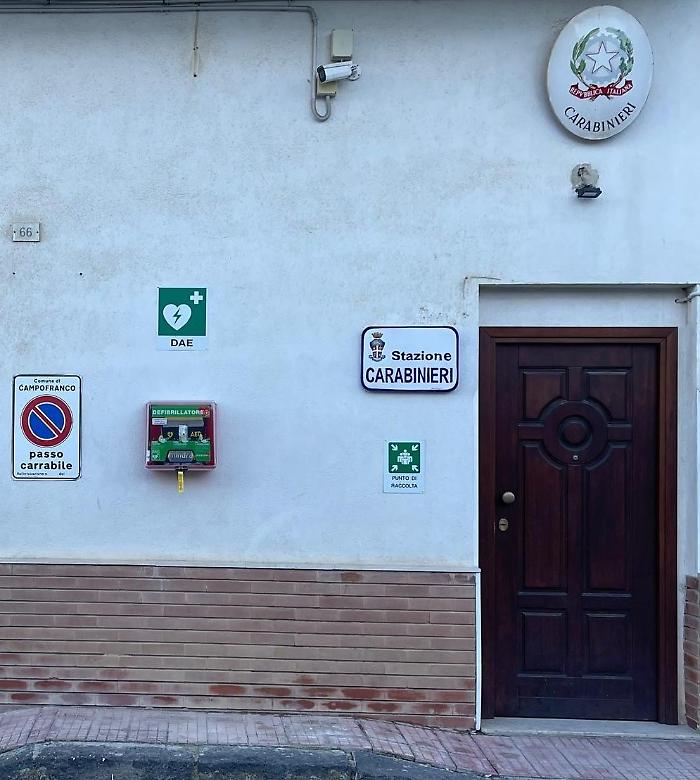 Campofranco, i Carabinieri installano un defibrillatore davanti la Caserma