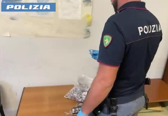 Nel garage quasi cinque chili fra marijuana e hashish: arrestato