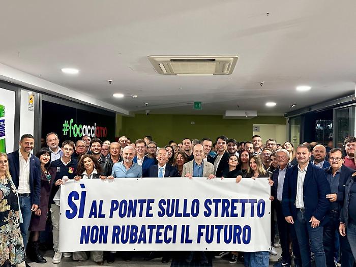 Flash mob della Lega a Messina: «Sì al ponte sullo Stretto, non rubateci il futuro»