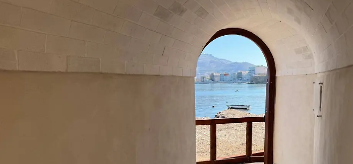 Vandalizzata a Trapani la Porta sul Mare: "764" e stella capovolta sul muro restaurato della Porta sul Mare