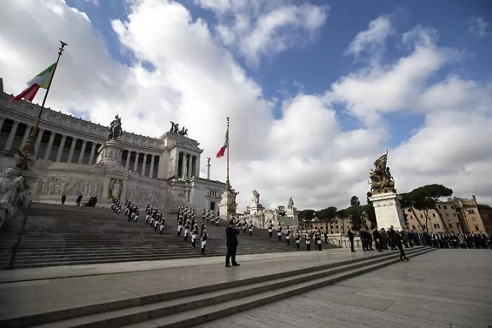 Giornata nazionale delle forze armate gli onori ai caduti e i messaggi di Mattarella e Meloni