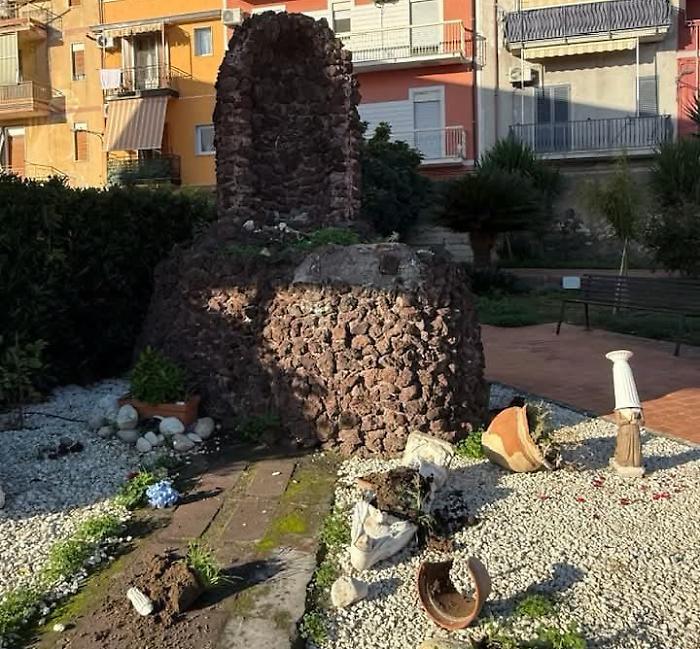 Raid vandalici a raffica: distrutte statue sacre, aiuole e arredi pubblici