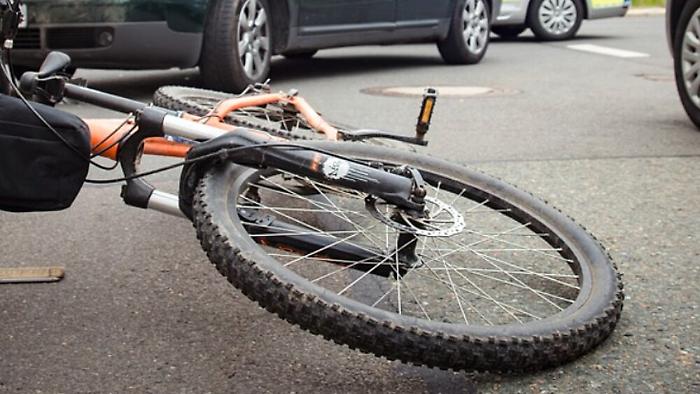 Investe due bambini in bici e scappa, ma i carabinieri riescono a risalire al pirata della strada: è un 61enne di Adrano