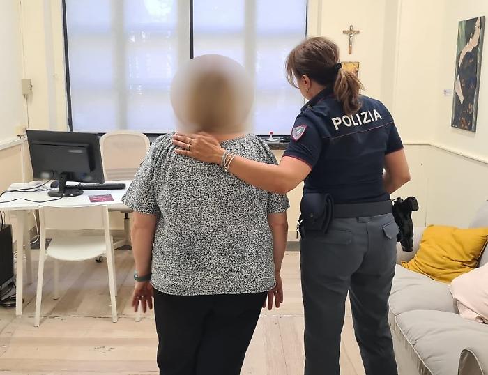 Aggredisce la madre per rubarle i soldi per le dosi di droga: arrestato
