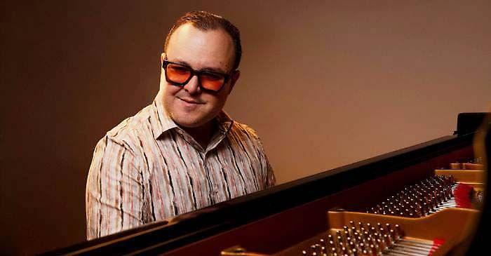 Brass in Jazz: Kemuel Roig Trio al Teatro Santa Cecilia, il pianoforte che reinventa il jazz tra ritmi afrocubani, gospel e funk