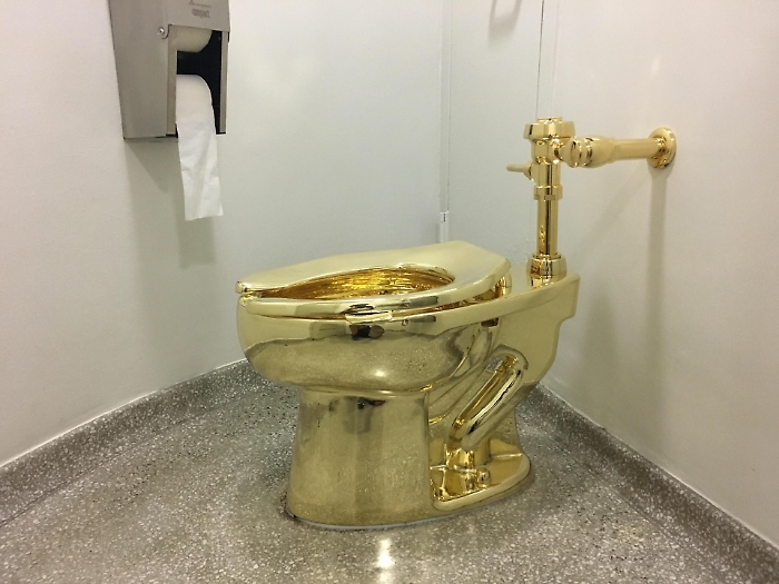 Venduto per “soli” 12 milioni il water d'oro massiccio di Cattelan ma si sperava in qualcosa di più: è il valore del metallo più i diritti d'asta 