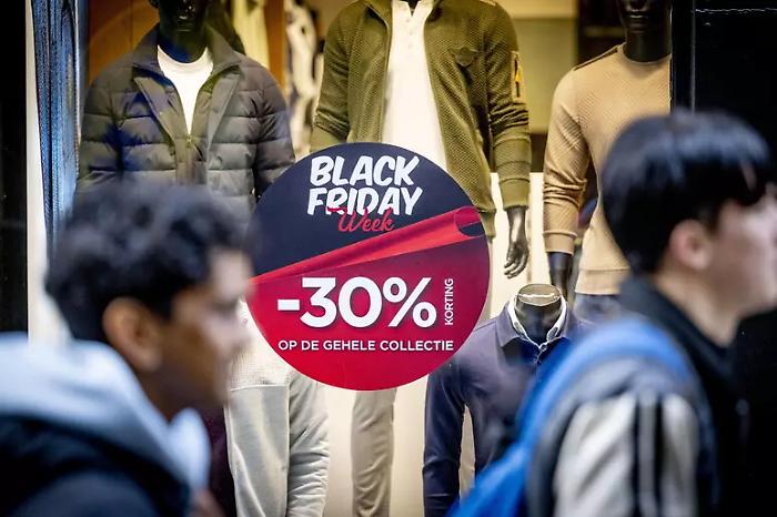 "Spese folli" per il Black Friday, 7 italiani su 10 compreranno: cosa c'è in vetta alle preferenze