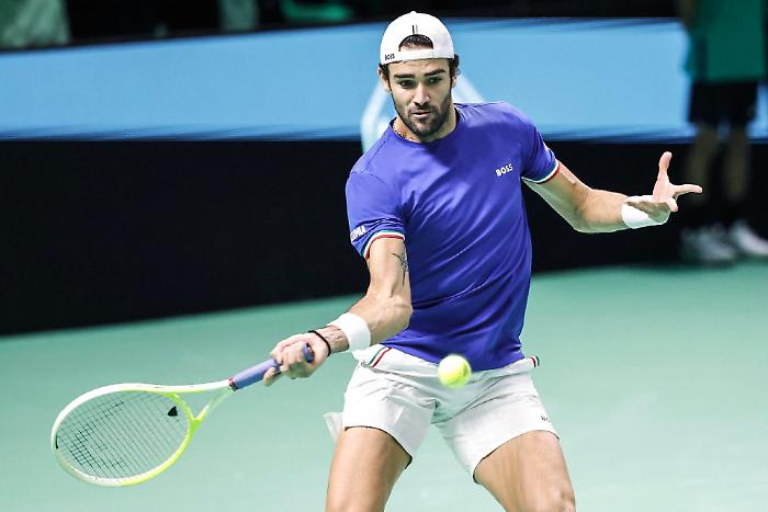Finale di Coppa Davis, Matteo Berrettini vince il primo set contro  lo spagnolo Pablo Carreno Busta