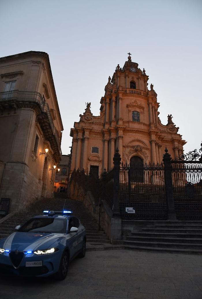 Fuochi abusivi sul sagrato del duomo di San Giorgio, denunciato un vittoriese di 47 anni
