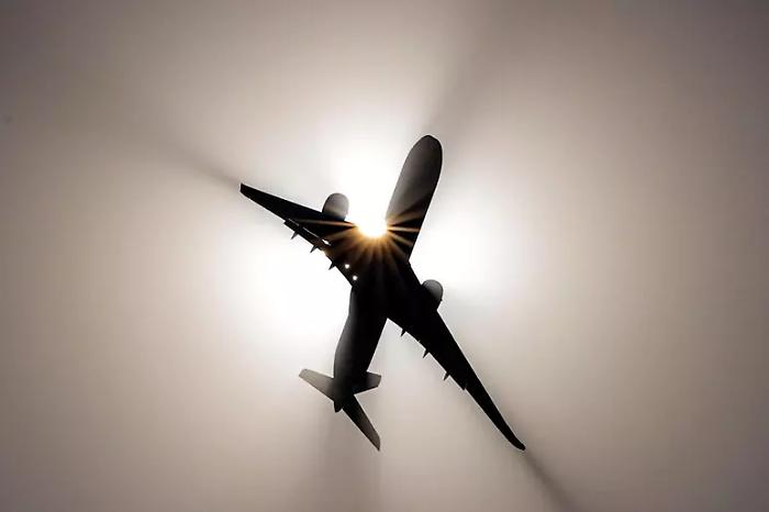 Radiazioni solari bloccano migliaia di Airbus in tutto il mondo: voli cancellati 