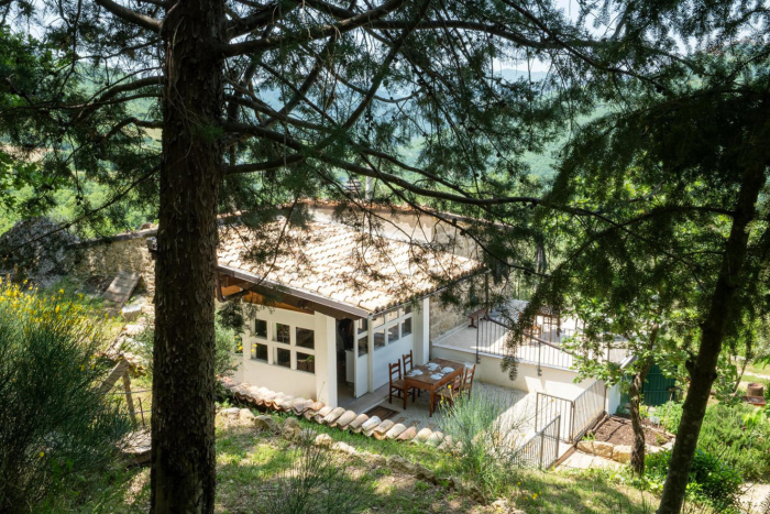 Vigilia di attesa per la famiglia della casa nel bosco: udienza per decidere sul ritorno dei bimbi dai loro genitori