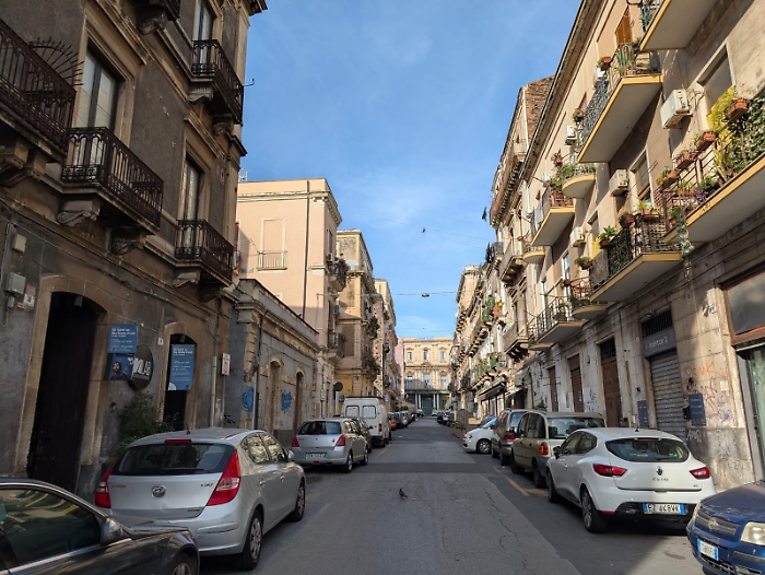 Civita, i residenti non ne vogliono sapere: «Altro che passerella per chi arriva in crociera, non si pedonalizzi la via Porta di Ferro»