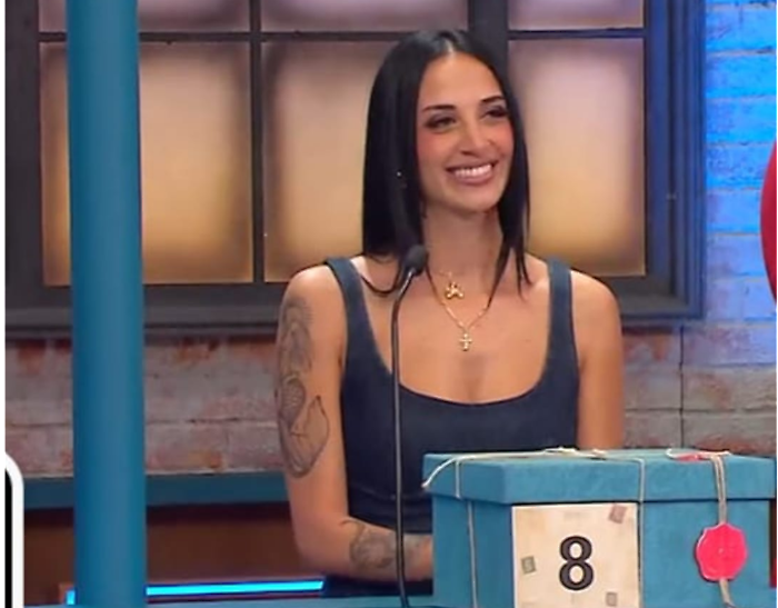 Gela debutta ad Affari tuoi con la "pacchista- infermiera" 