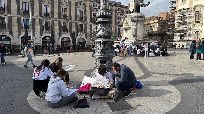 Catania diventa un&rsquo;aula a cielo aperto: gli studenti del Lazzaro disegnano l&rsquo;anima della citt&agrave;