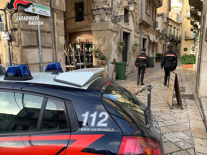 Modica, trova i ladri in casa e viene aggredito: un malvivente finisce ai domiciliari