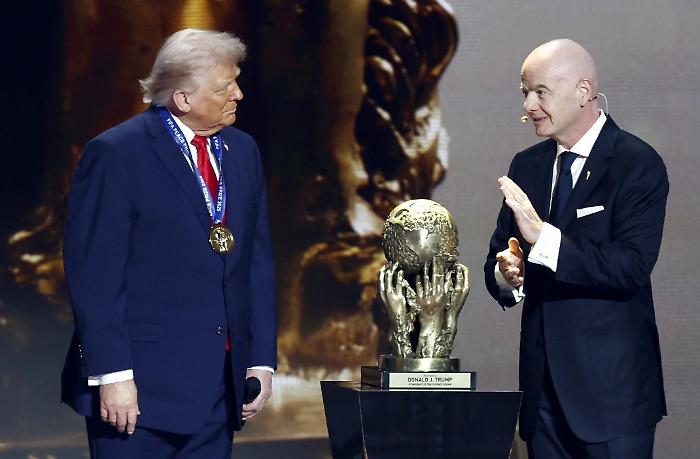 Infantino (e la Fifa) nella bufera dopo il premio a Trump: &laquo;Vergogna&raquo;