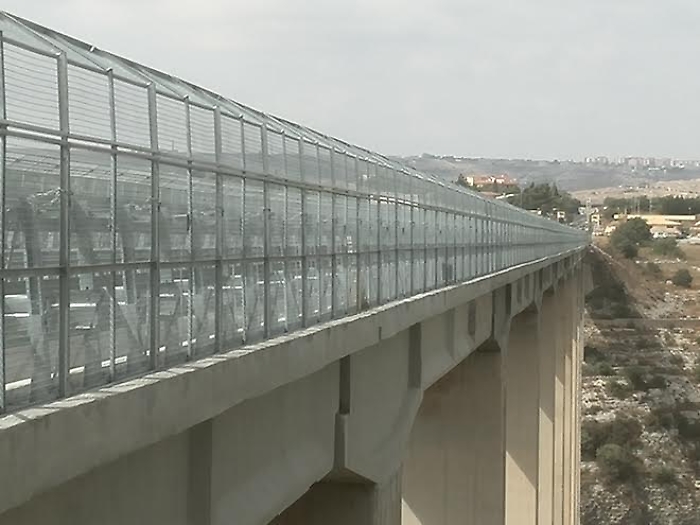 Modica, autista Ast salva ragazza sul ponte che voleva compiere un gesto estremo 