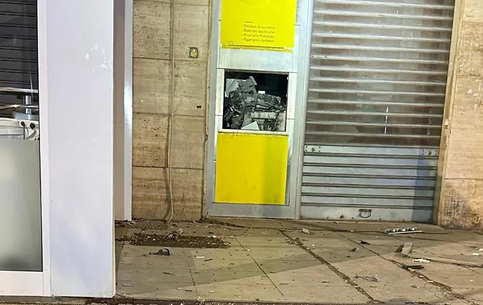 Postamat fatto saltare in aria allo Zen con un ordigno, boato sveglia tutti ma nessuno chiama il 112