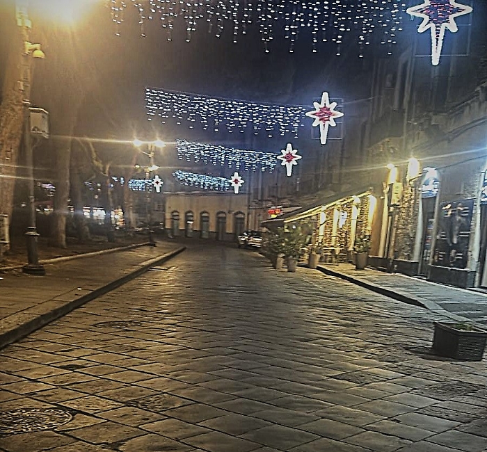 Castello Ursino, sotto l'albero le polemiche sulla pedonalizzazione. I commercianti: &laquo;Si riapra la strada, il sindaco ci incontri&raquo;