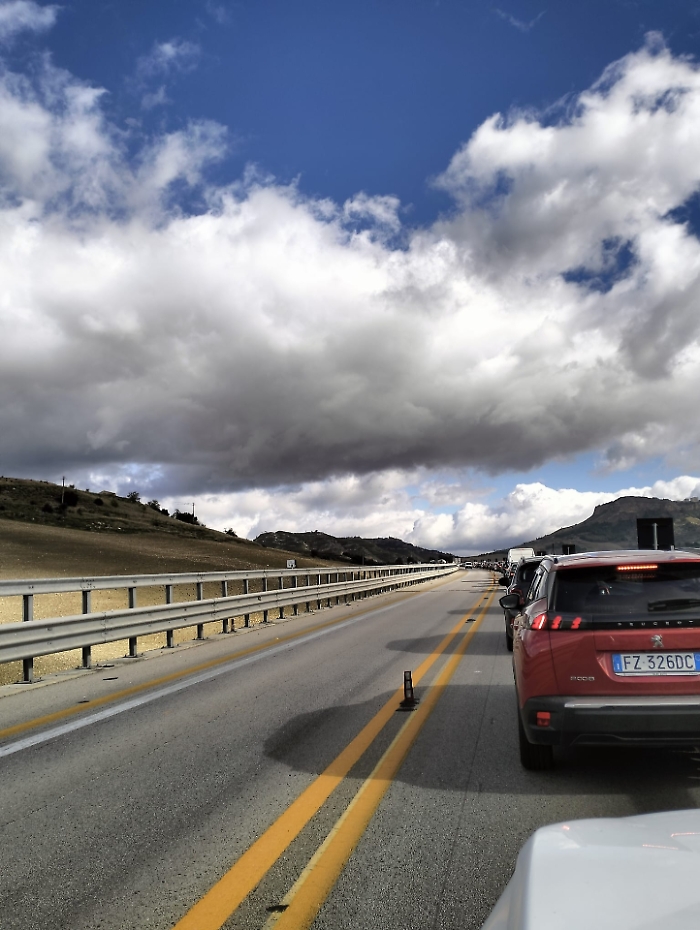 La campata gi&agrave; demolita del viadotto Cannatello
