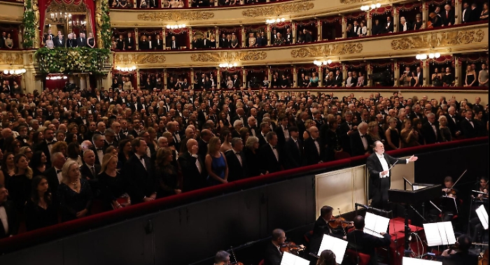 Malore per il direttore d'orchestra Riccardo Chailly a La Scala, interrotta l'opera Lady Macbeth 