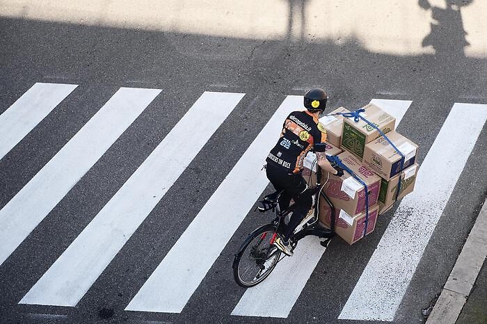 Microtassa sui pacchi extra-Ue, l&rsquo;Italia accelera: perch&eacute; quei &ldquo;2 euro&rdquo; possono cambiare l&rsquo;e-commerce