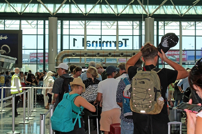 L&rsquo;indagine di Altroconsumo sul caro voli a Natale: la Sicilia la pi&ugrave; penalizzata, ecco perch&eacute;