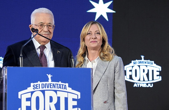 Ad Atreju, Meloni porta sul palco Abu Mazen: l&rsquo;Italia si accredita come ponte nel Mediterraneo