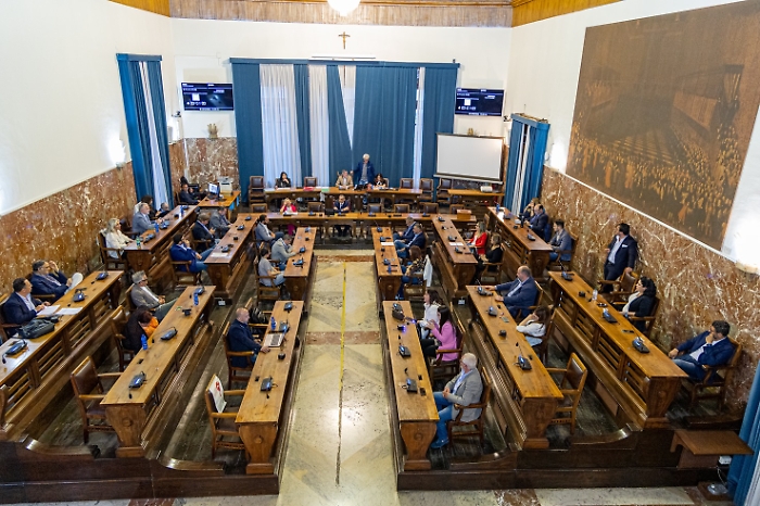 Scontro sul disagio minorile e i dati della Caritas: "Forniti per attaccare la Giunta". Ma l'opposizione attacca: "Non si pu&ograve; additare chi ci racconta la realt&agrave;"