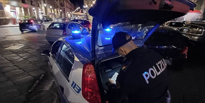 Importunata dall&rsquo;ex urla in strada a Catania e i poliziotti &ldquo;placcano&rdquo; il violento