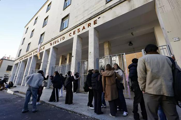 Nuova "lista stupri" al liceo Giulio Cesare: compaiono anche i nomi di due docenti