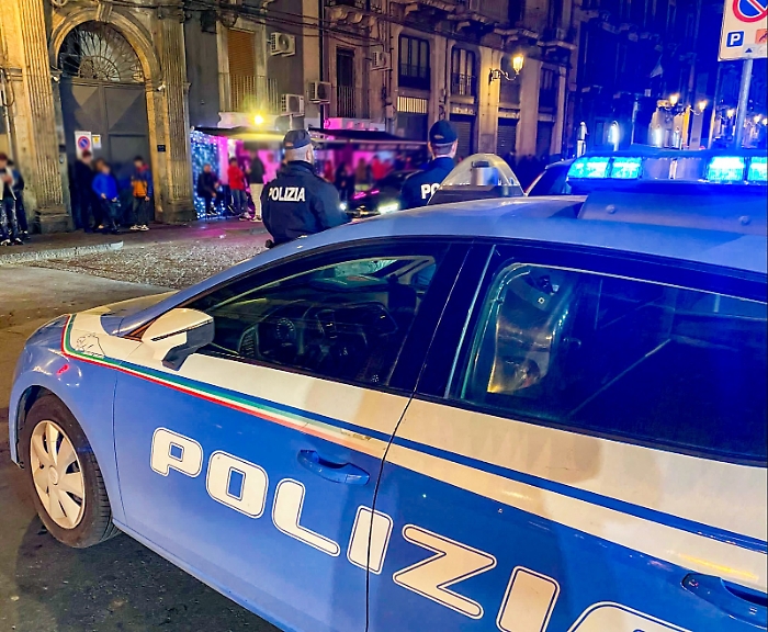 Movida nel mirino: maxi-controllo interforze a Catania con 318 identificati e sette parcheggiatori abusivi sanzionati