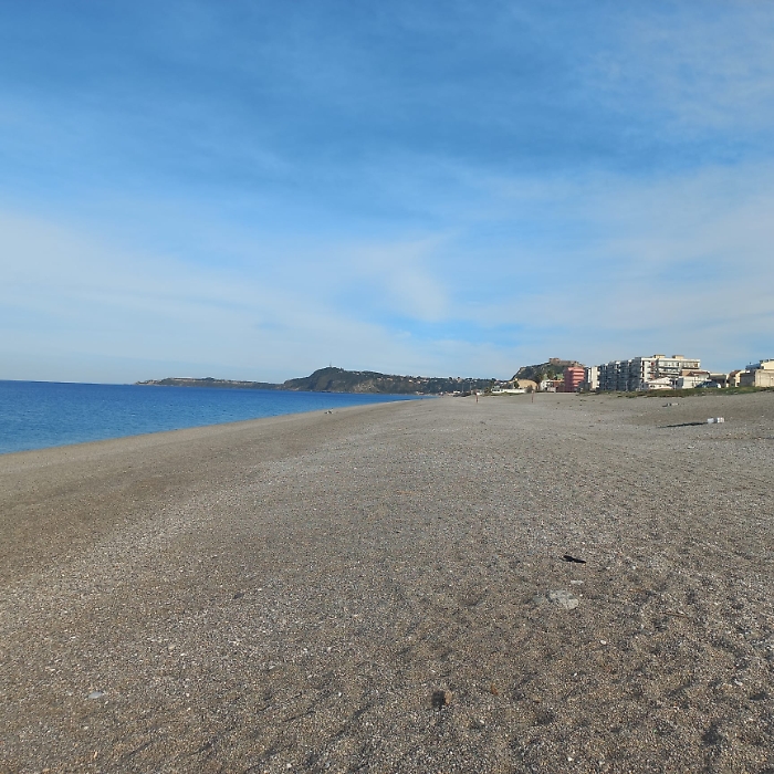 Shock a Milazzo, imbracciando un fucile da caccia rapina una coppietta appartata in spiaggia
