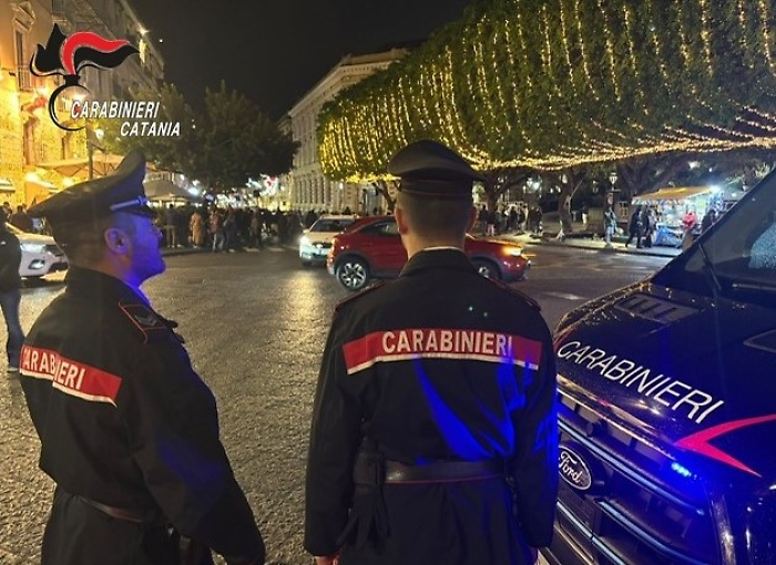 Furto notturno a un distributore automatico nel centro storico: 36enne denunciato dopo l'analisi delle telecamere