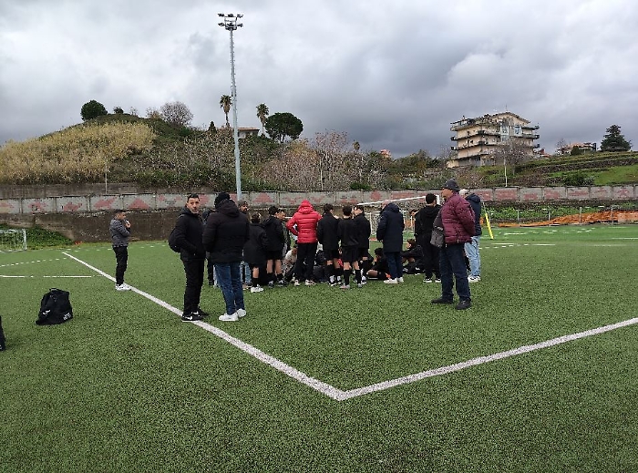 Calciatore di 13 anni s'infortuna: a terra 52 minuti prima dell'arrivo dell'ambulanza