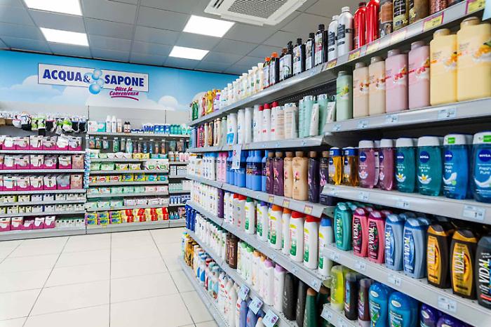 Rapina in uno dei negozi "Acqua e sapone" a Catania: banditi fuggono con 1000 euro