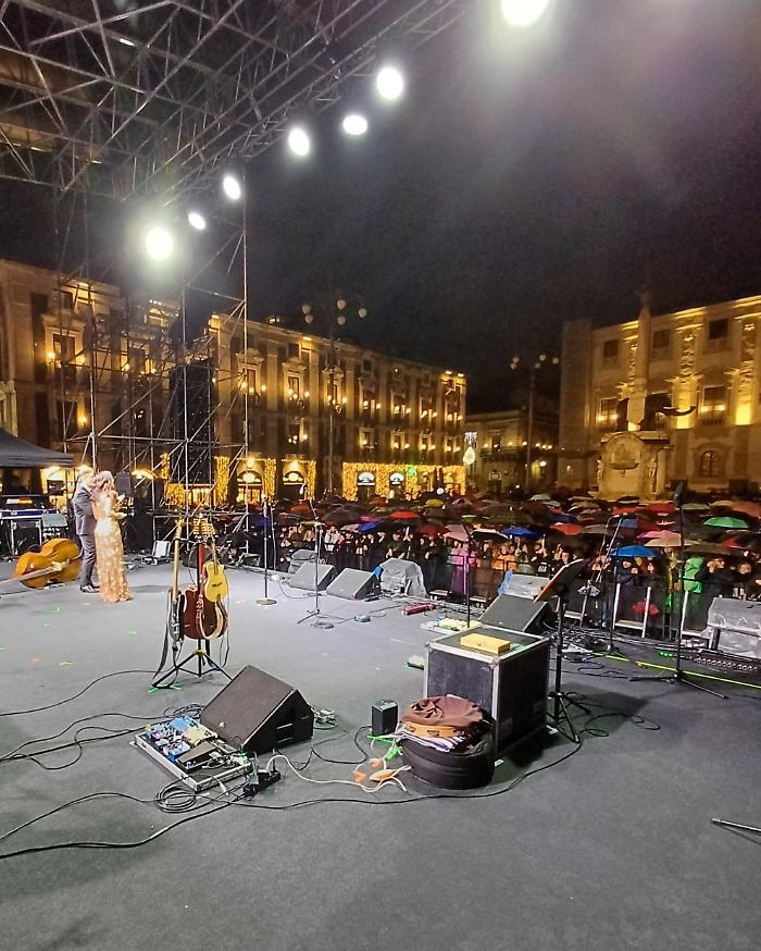 Il Capodanno di Catania bagnato dalla pioggia tra musica in piazza e fuochi d'artificio