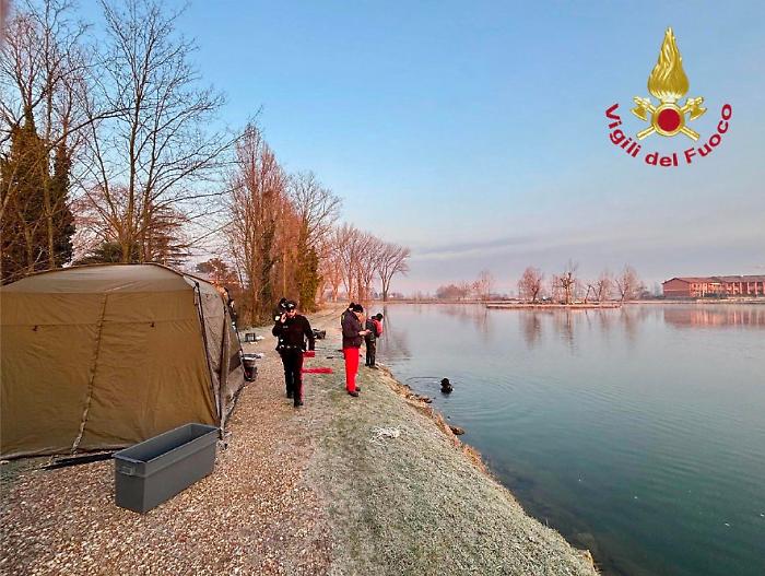 Va a pescare la notte di Capodanno, ma muore annegato cadendo nel lago