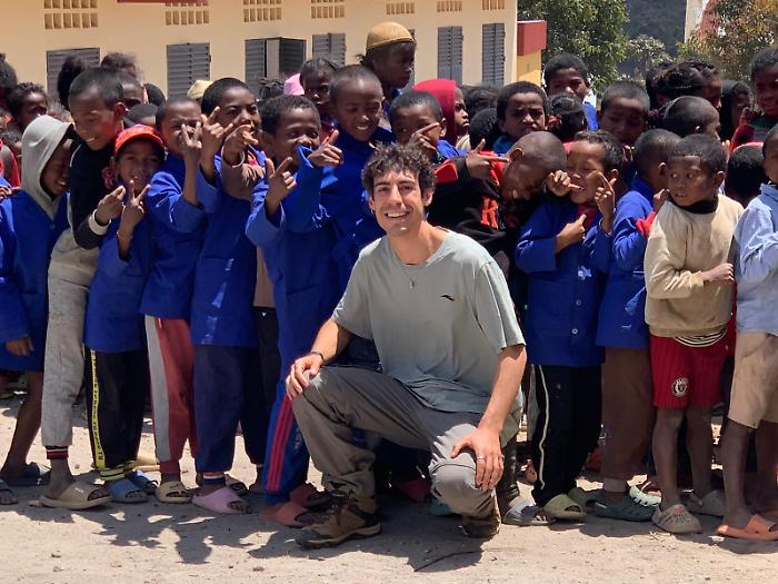 Giarratana, "il medico bianco" che cura i piccoli in Madagascar
