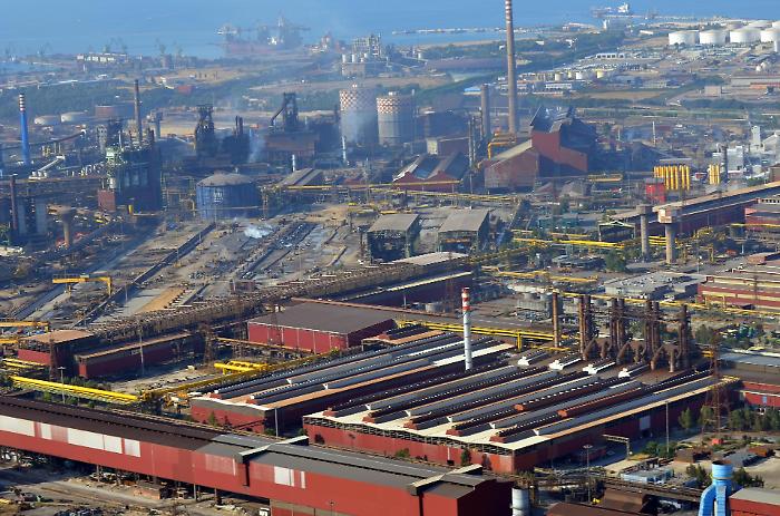 Decreto salva ex Ilva: 108 milioni fino al 2026, ma occupazioni e scioperi paralizzano Taranto