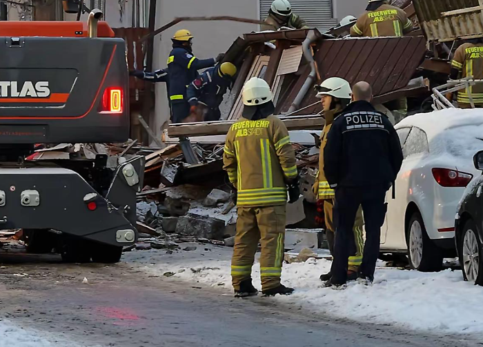 Esplosione ad Albstadt: vicini segnalano aumento delle bollette e odore di gas prima della tragedia