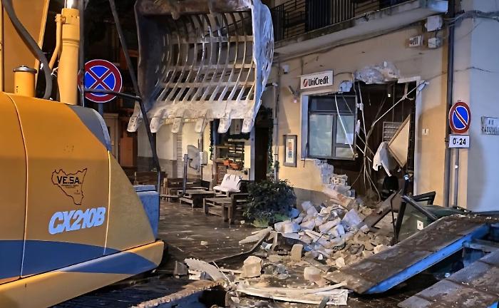 Dopo gli assalti con esplosivo il prefetto convoca il Comitato provinciale per l'ordine e la sicurezza pubblica