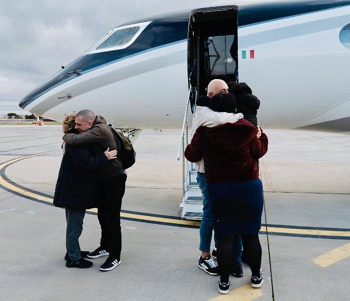 Trentini, l'arrivo a Roma dopo i 423 giorni di prigionia in Venezuela: "Siamo felicissimi"